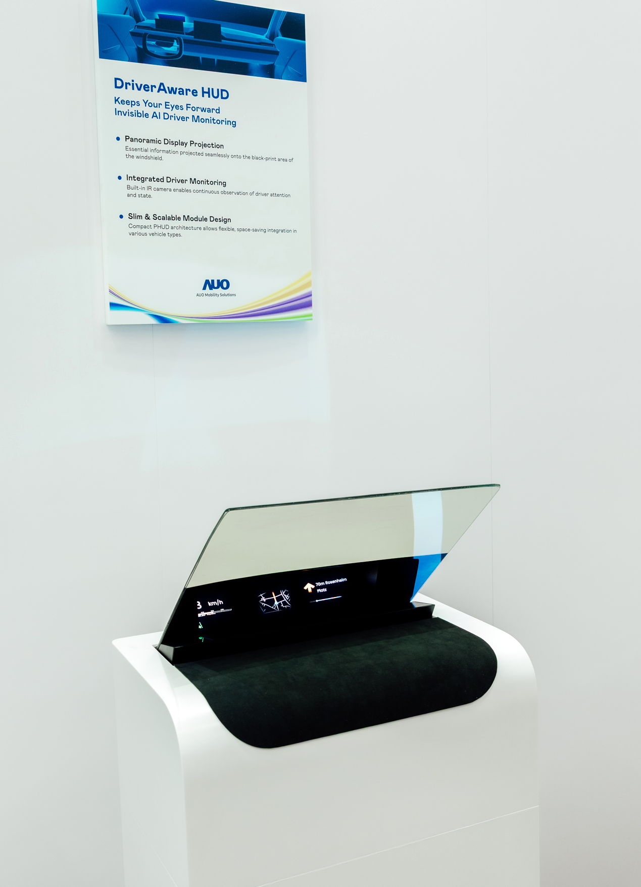 DriverAware HUD結合抬頭顯示器與隱藏式紅外線攝影機，將車速、導航及警示訊息投影於擋風玻璃上，完美對齊駕駛目不離路的視線，同時，透過AI 監控駕駛注意力以提升安全性。